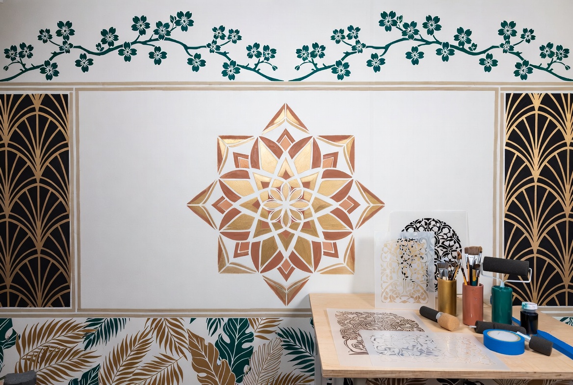 découvrez notre guide pas à pas sur les pochoirs muraux pour la décoration, avec des photos inspirantes et des conseils pratiques. transformez vos murs en véritables œuvres d'art grâce à des techniques simples et accessibles.